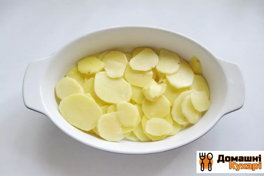 Курячі гомілки з картоплею і цибулею в духовці - фото крок 3
