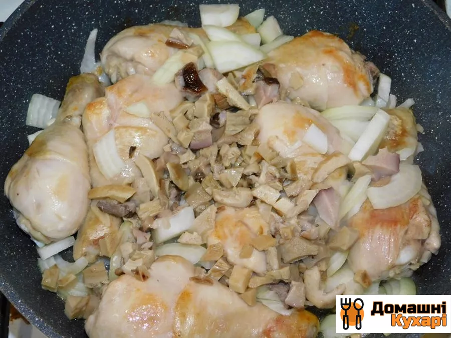Курячі гомілки в цибульний-грибному соусі - фото крок 2