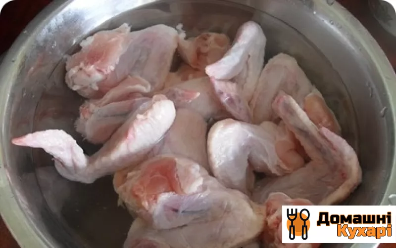 Курячі крильця з картоплею в духовці - фото крок 1