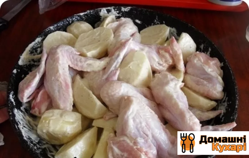 Курячі крильця з картоплею в духовці - фото крок 5