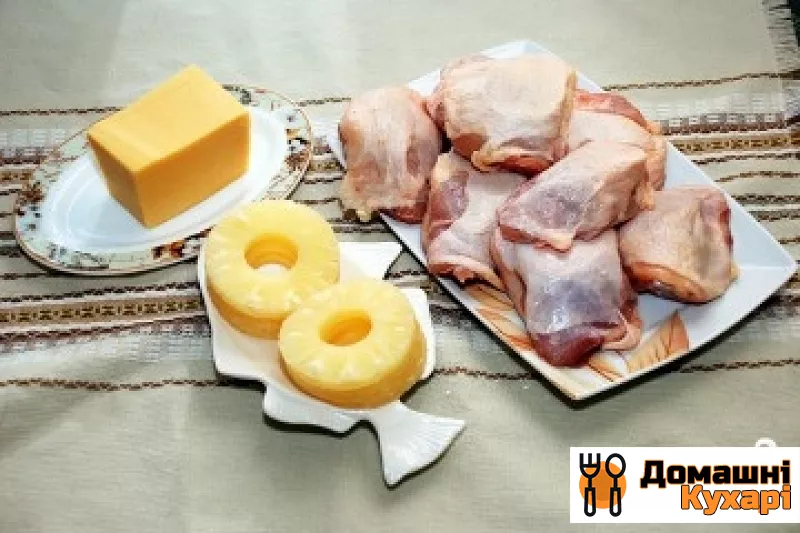 Курячі відбивні з ананасом і сиром в духовці - фото крок 1