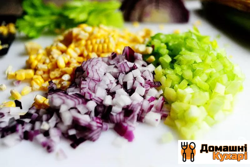 Курячий салат з сиром фета і кукурудзою - фото крок 3