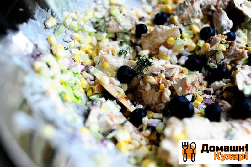 Курячий салат з сиром фета і кукурудзою - фото крок 6