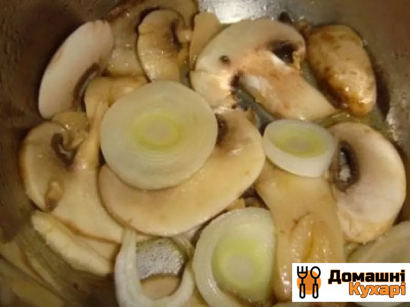 Курячий суп з грибами і цибулею пореєм - фото крок 2