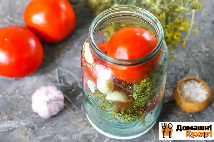 Квашені помідори з часником і зеленню - фото крок 3